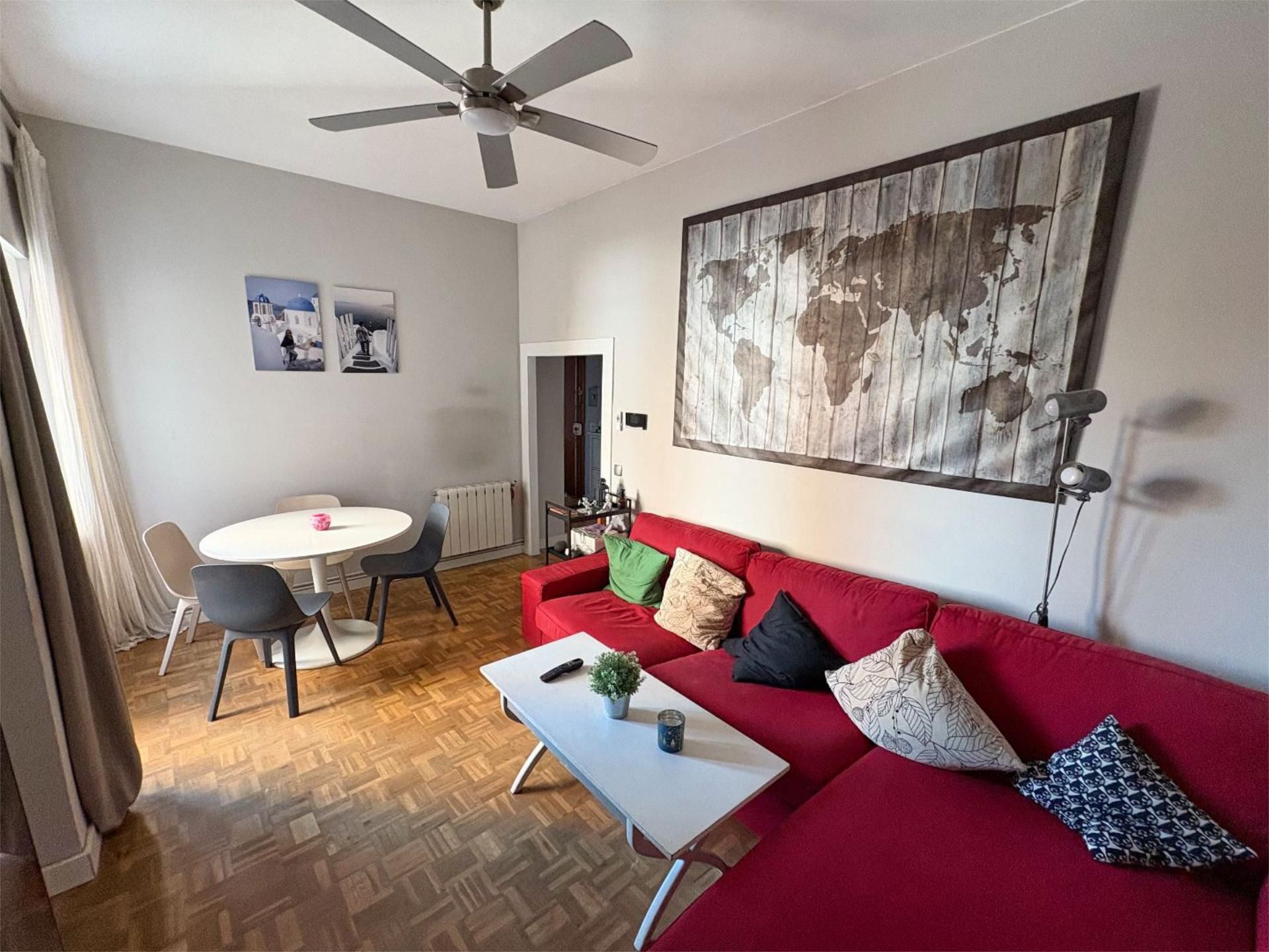 Sala d'estar de Pis en venda en  Madrid Capital amb Calefacció, Parquet i Terrassa