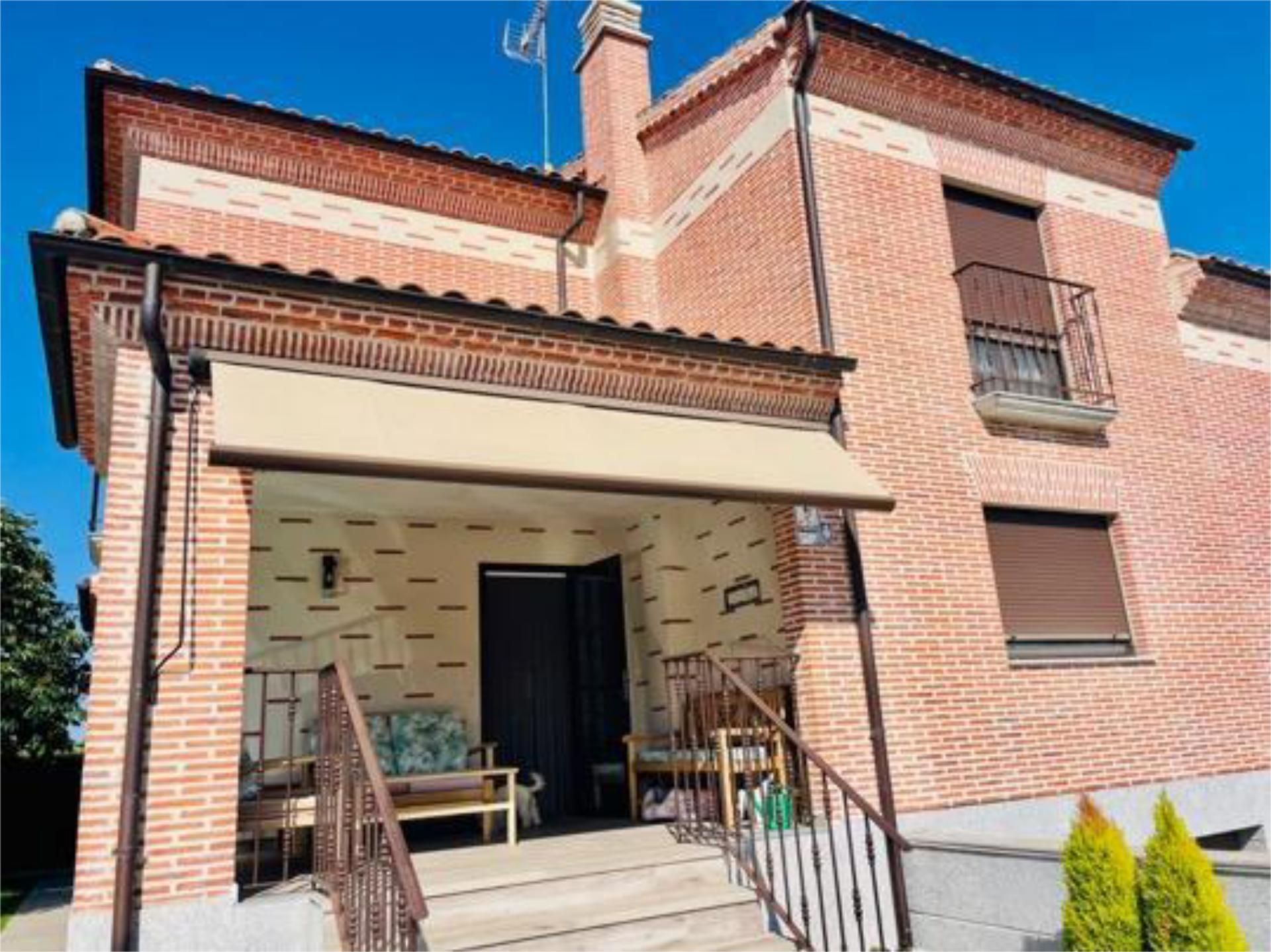Exterior view of Single-family semi-detached for sale in Cabrerizos  with Terrace and Swimming Pool