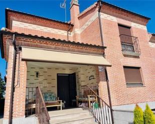 Vista exterior de Casa adosada en venda en Cabrerizos amb Terrassa i Piscina
