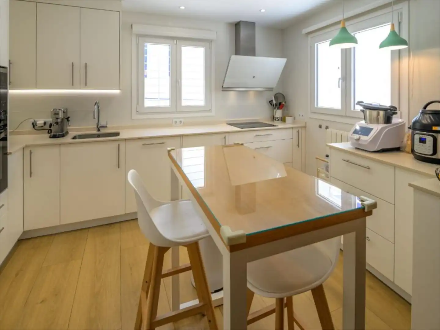 Kitchen of Flat for sale in Sevilla  with Air Conditioner, Heating and Parquet flooring