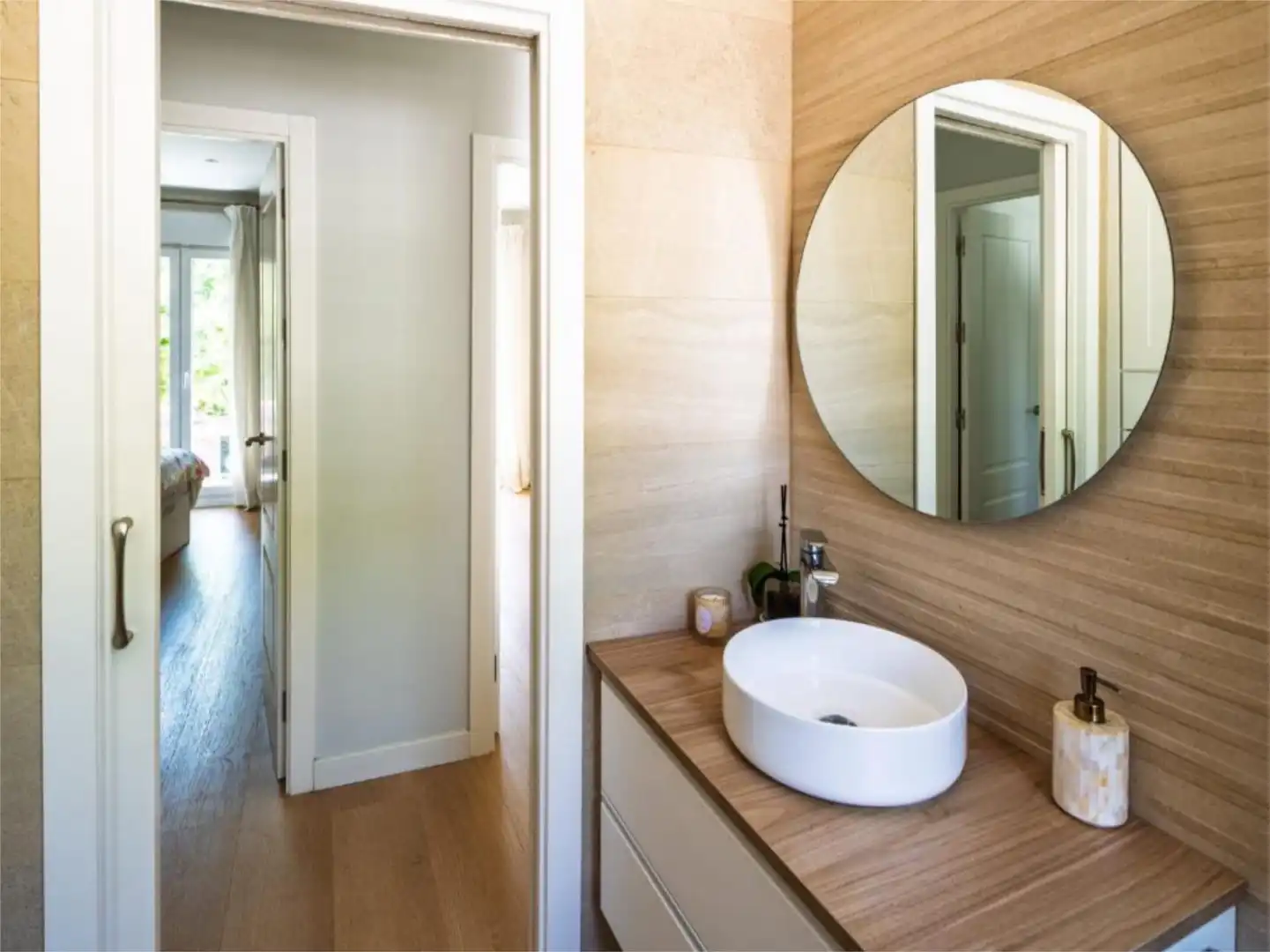 Bathroom of Flat for sale in Sevilla  with Air Conditioner, Heating and Parquet flooring