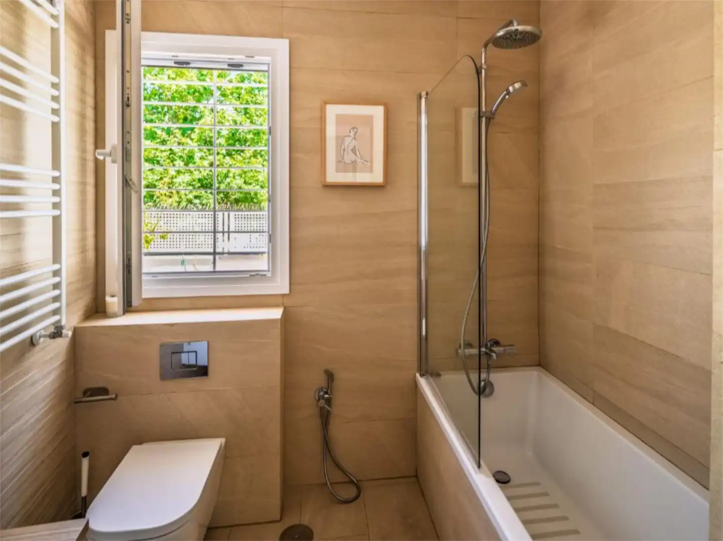 Bathroom of Flat for sale in Sevilla  with Air Conditioner, Heating and Parquet flooring