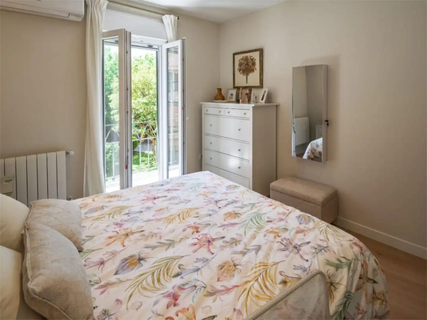 Bedroom of Flat for sale in Sevilla  with Air Conditioner, Heating and Parquet flooring