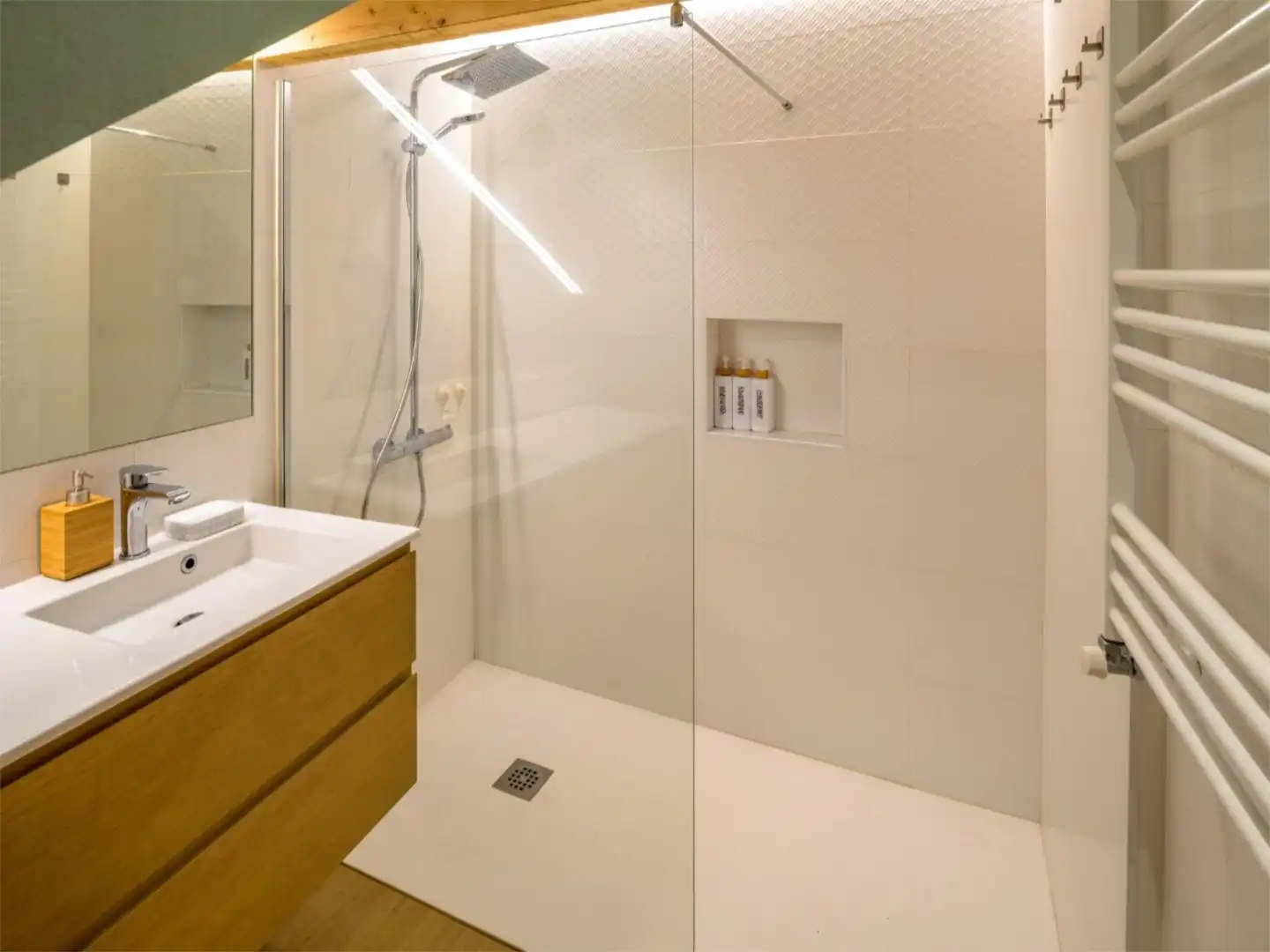 Bathroom of Flat for sale in Sevilla  with Air Conditioner, Heating and Parquet flooring