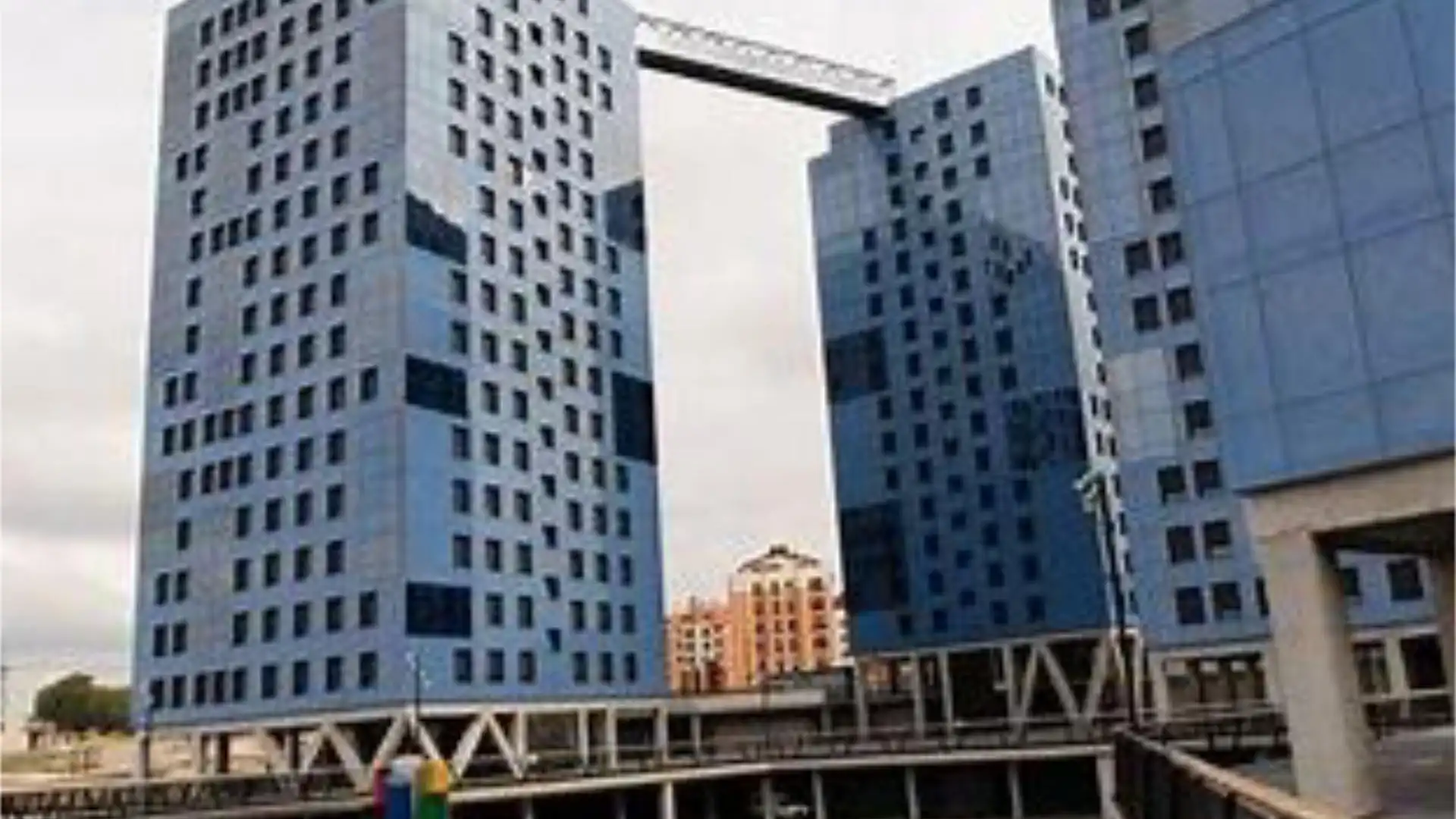 Local en venta en Calle Juan Antonio Álvarez Rabanal, 5, HUCA - La Cadellada Vista exterior de Local en venta en Oviedo