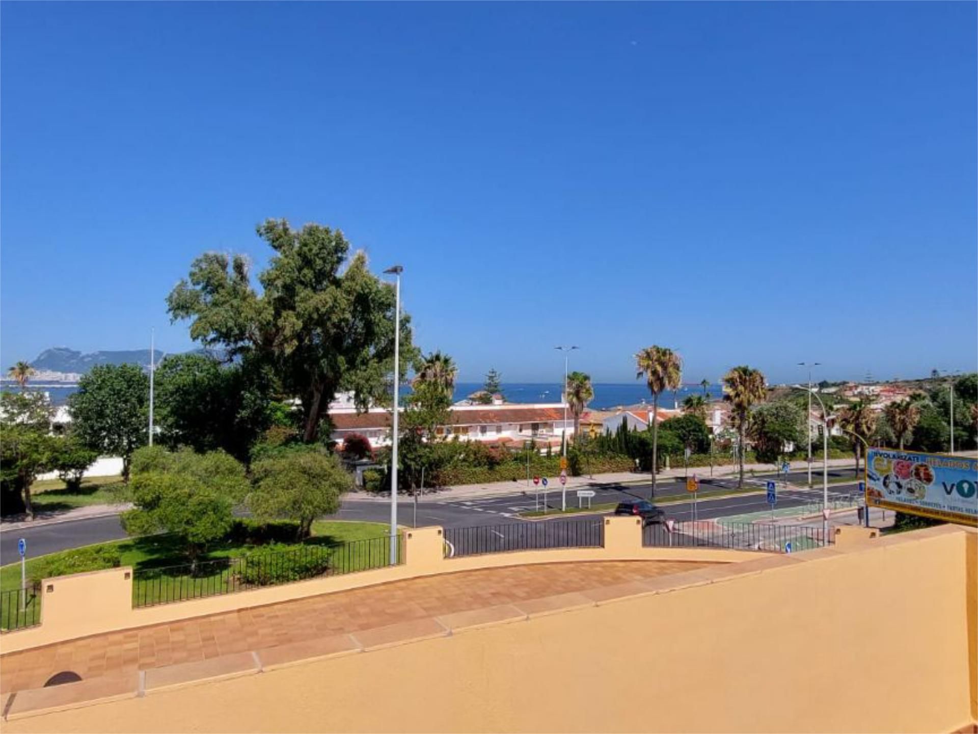 Vista exterior de Casa adosada en venda en Algeciras amb Terrassa, Aparcament comunitari i Balcó