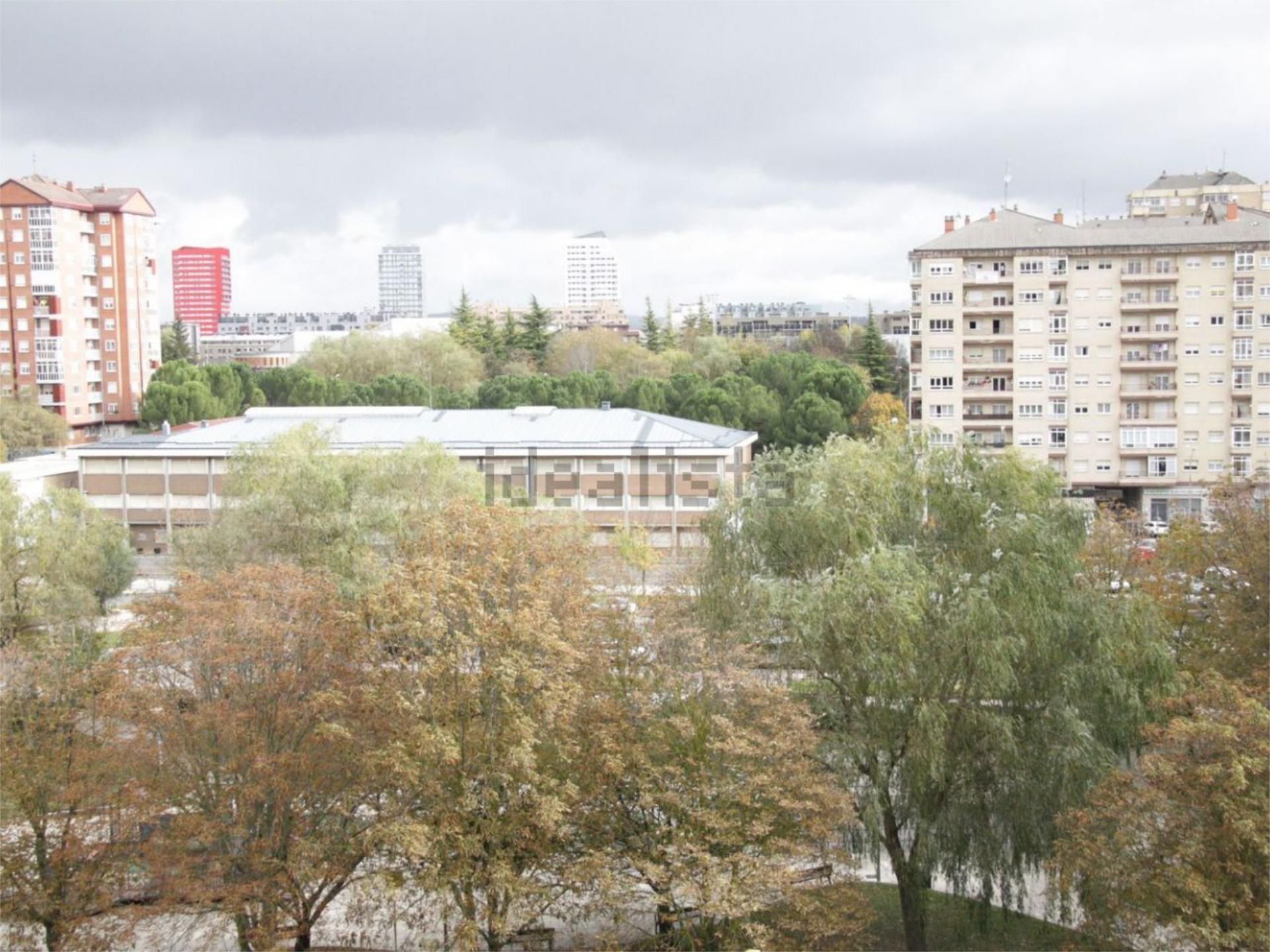 Vista exterior de Pis en venda en Vitoria - Gasteiz amb Balcó