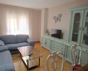 Sala d'estar de Pis per a compartir en Soria Capital  amb Calefacció, Parquet i Terrassa