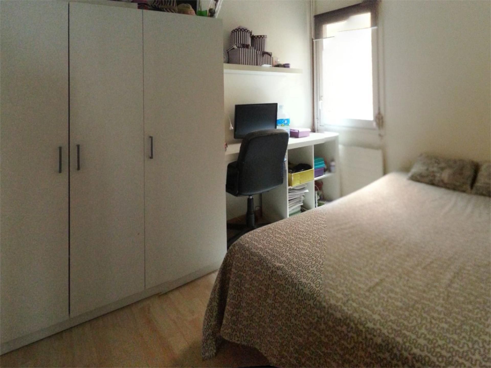 Bedroom of Flat to share in  Barcelona Capital  with Heating, Parquet flooring and Furnished
