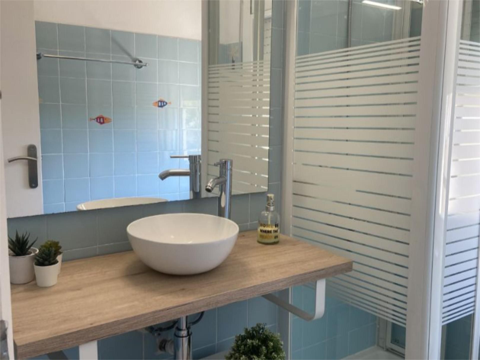 Bathroom of Flat for sale in Tiana  with Parquet flooring and Balcony