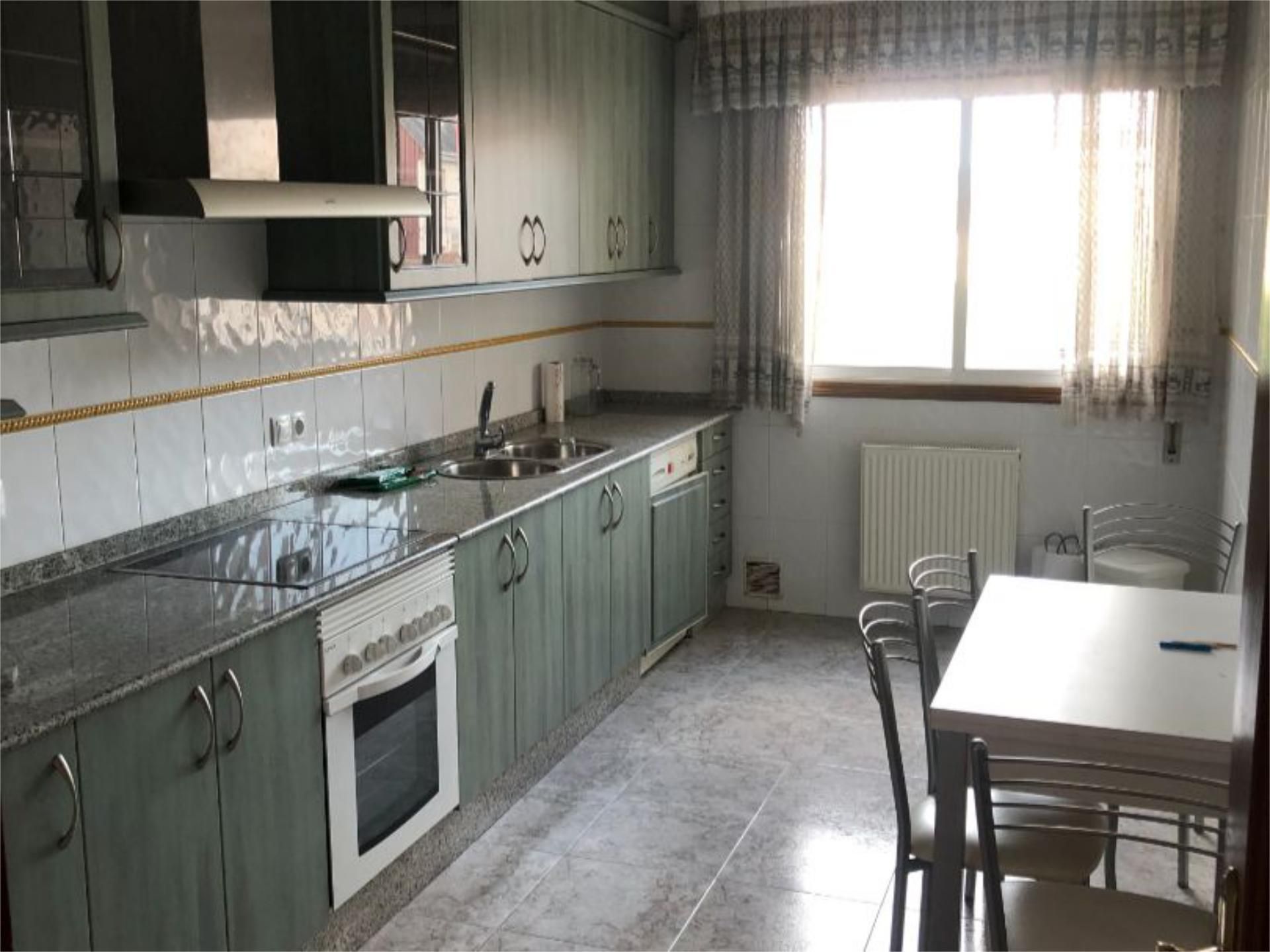 Cuina de Pis de lloguer en Monforte de Lemos amb Calefacció, Parquet i Traster