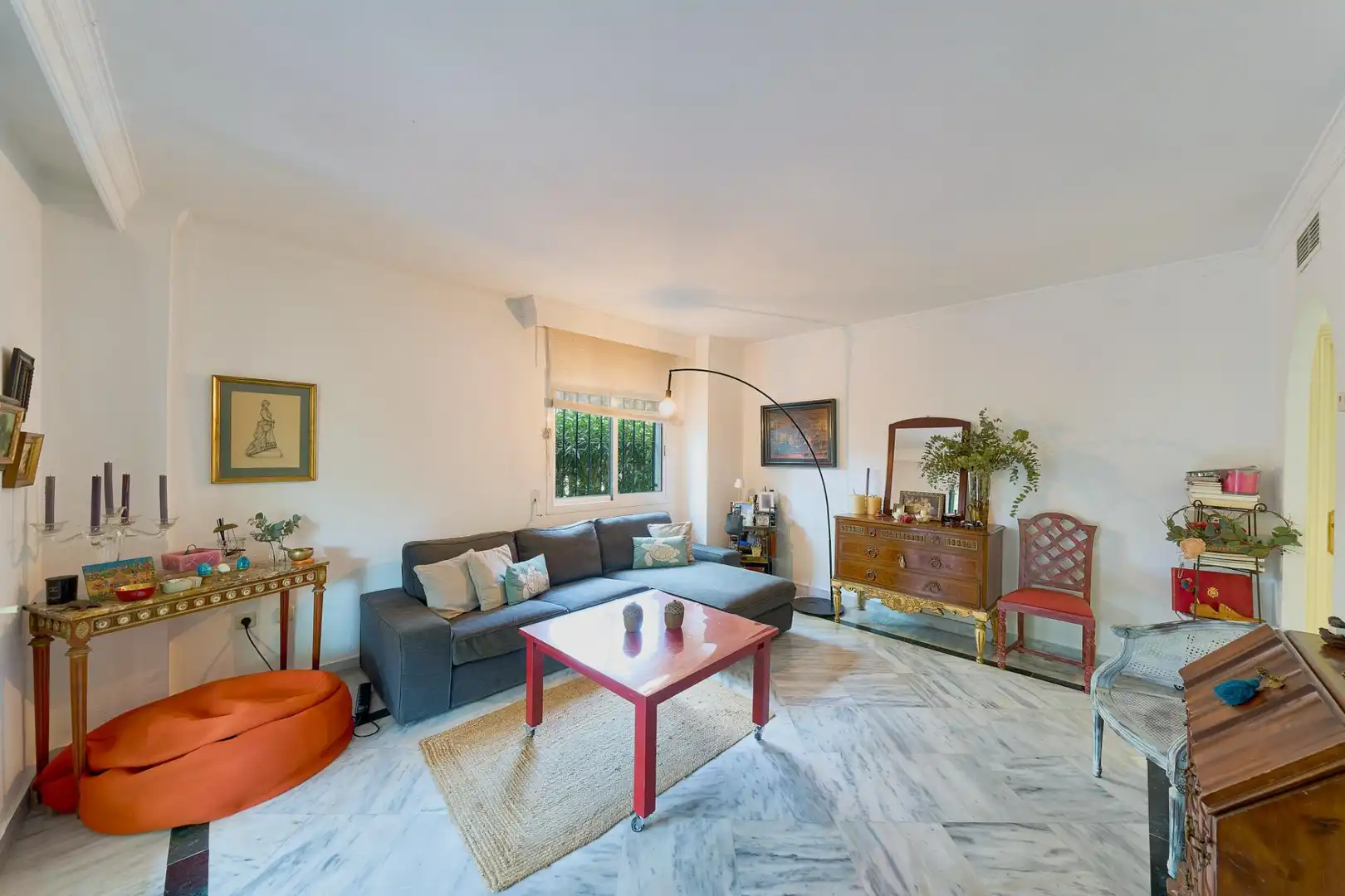 Living room of Flat for sale in Marbella  with Terrace and Swimming Pool