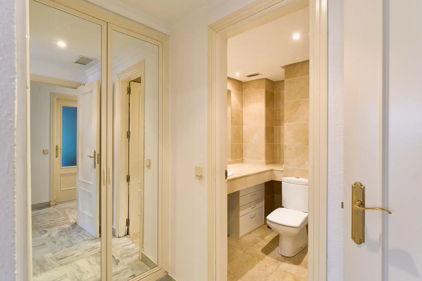 Bathroom of Flat for sale in Marbella  with Terrace and Swimming Pool