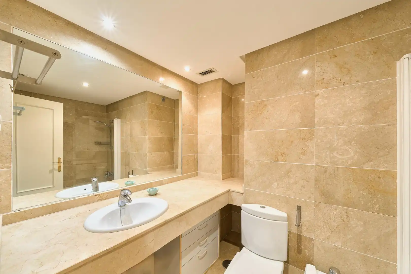 Bathroom of Flat for sale in Marbella  with Terrace and Swimming Pool