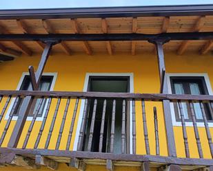 Vista exterior de Casa o xalet en venda en Santa María de Cayón amb Terrassa i Balcó