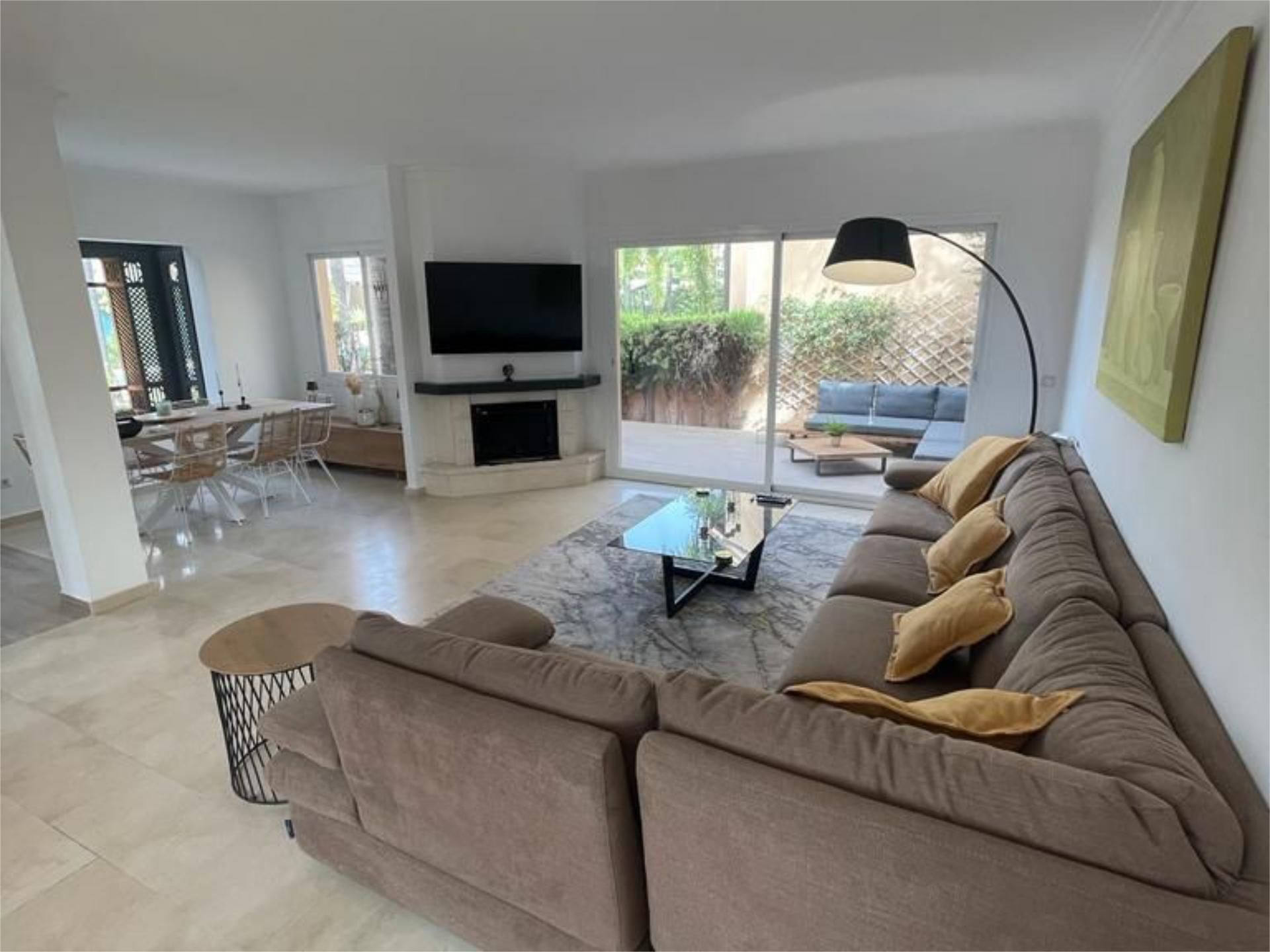 Sala d'estar de Casa adosada en venda en Marbella amb Aire condicionat, Terrassa i Piscina