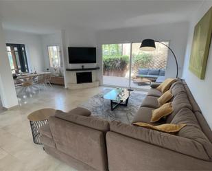 Sala d'estar de Casa adosada en venda en Marbella amb Aire condicionat, Terrassa i Piscina