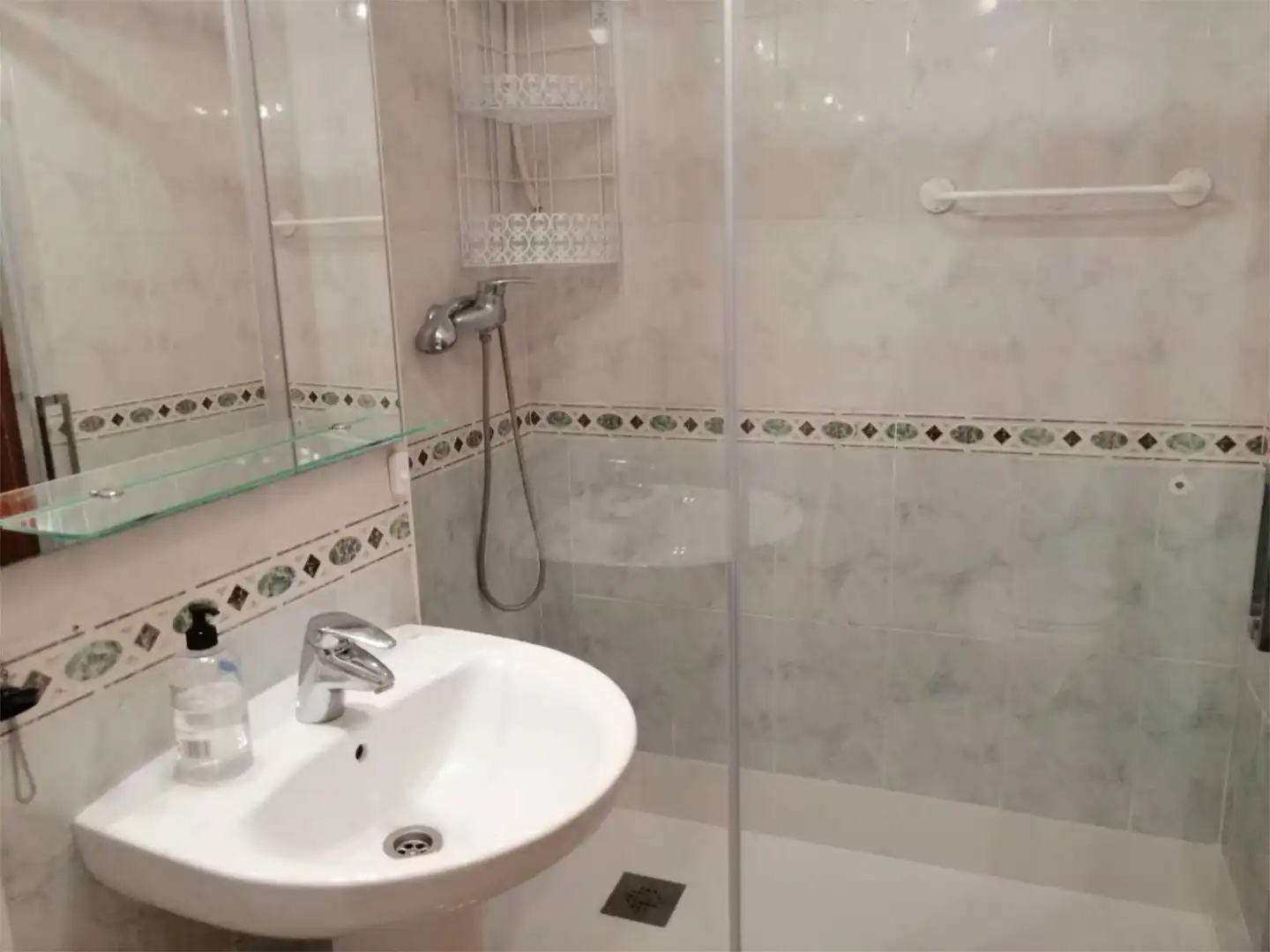 Flat for rent in Calle Oviedo, 29, Puerto Deportivo Bathroom of Flat for rent in Fuengirola with Air Conditioner, Heating and Terrace