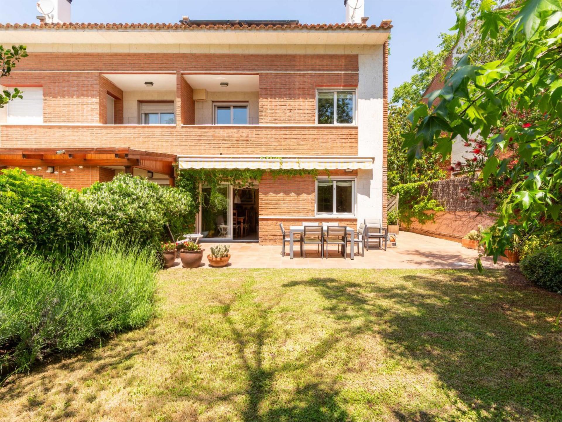 Jardí de Casa adosada en venda en Cerdanyola del Vallès amb Aire condicionat, Calefacció i Jardí privat