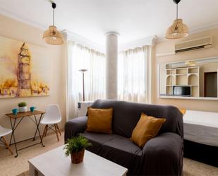 Sala d'estar de Pis per a compartir en  Sevilla Capital amb Aire condicionat, Calefacció i Jardí privat