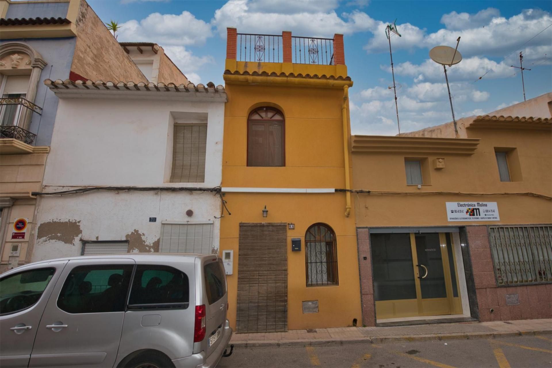 Vista exterior de Casa adosada en venda en Aspe amb Terrassa, Moblat i Balcó