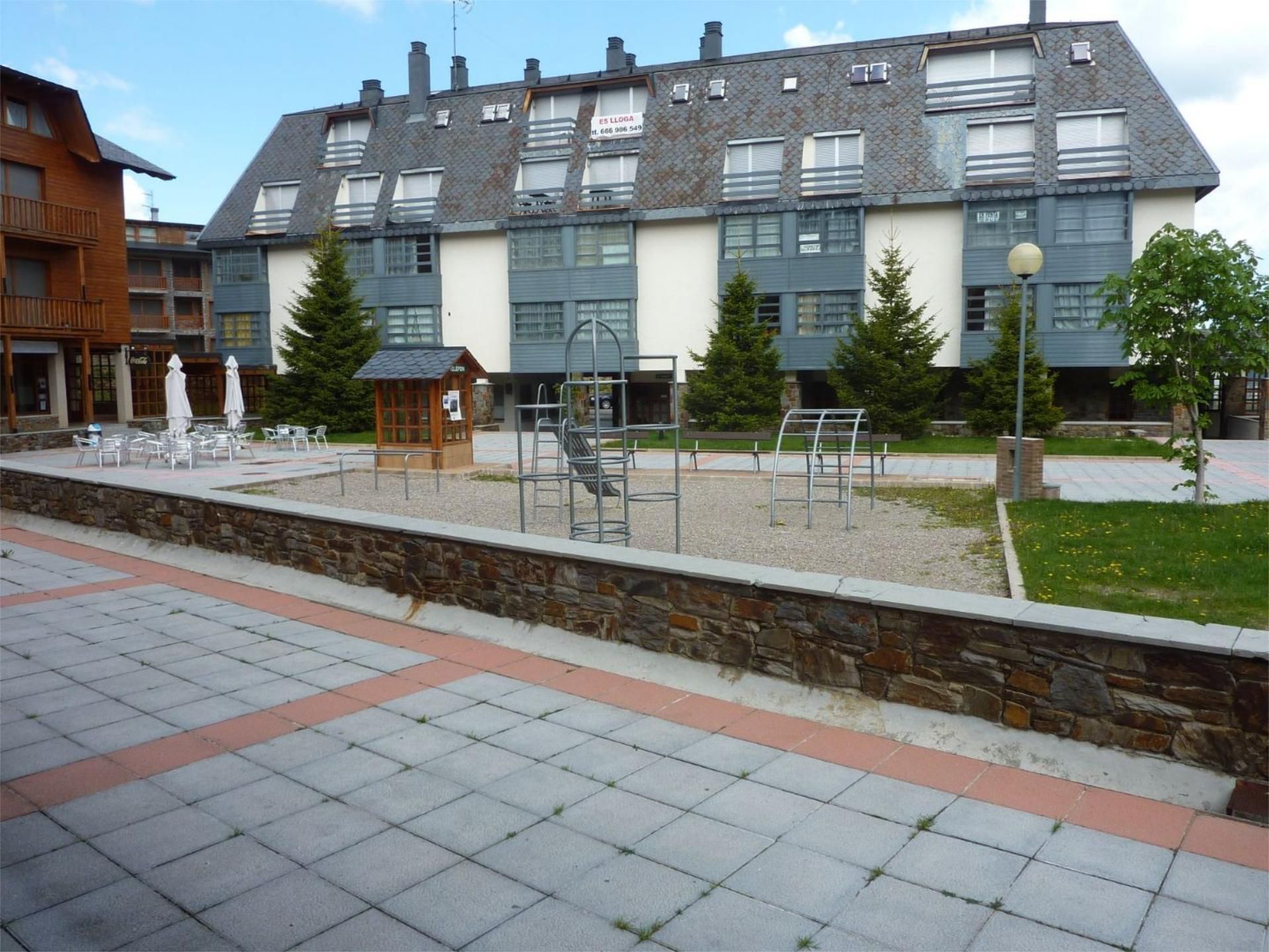 Terrasse von Wohnungen miete in Alp mit Heizung, Privatgarten und Parkett