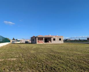 Vista exterior de Casa o xalet en venda en Chiclana de la Frontera amb Jardí privat i Terrassa