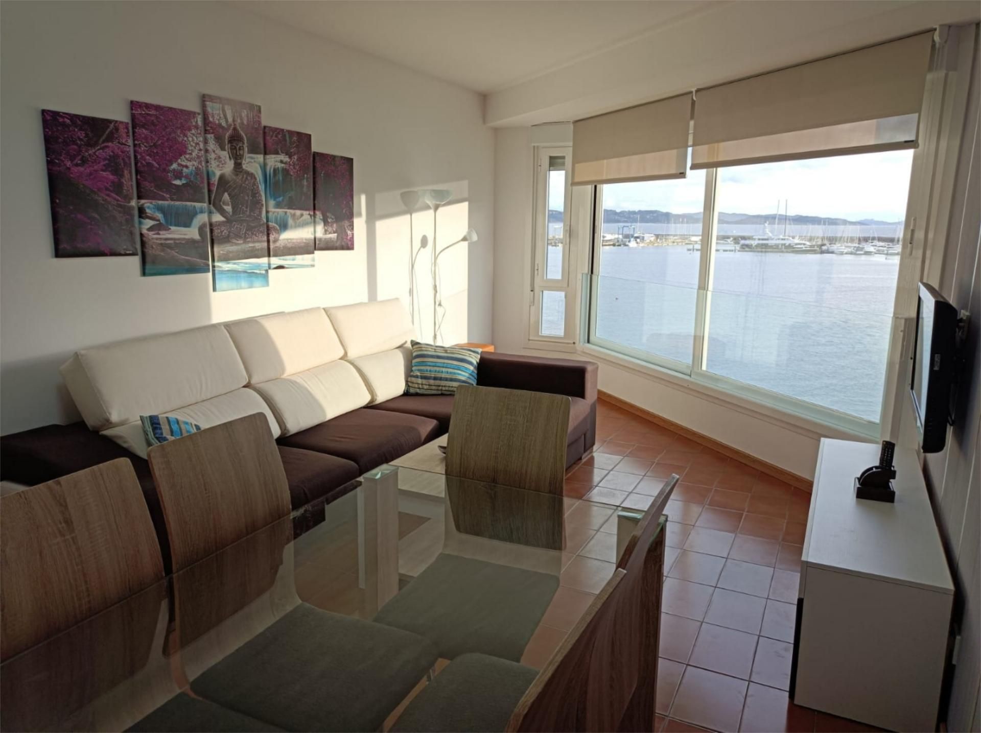 Sala d'estar de Apartament de lloguer en Sanxenxo amb Terrassa i Balcó