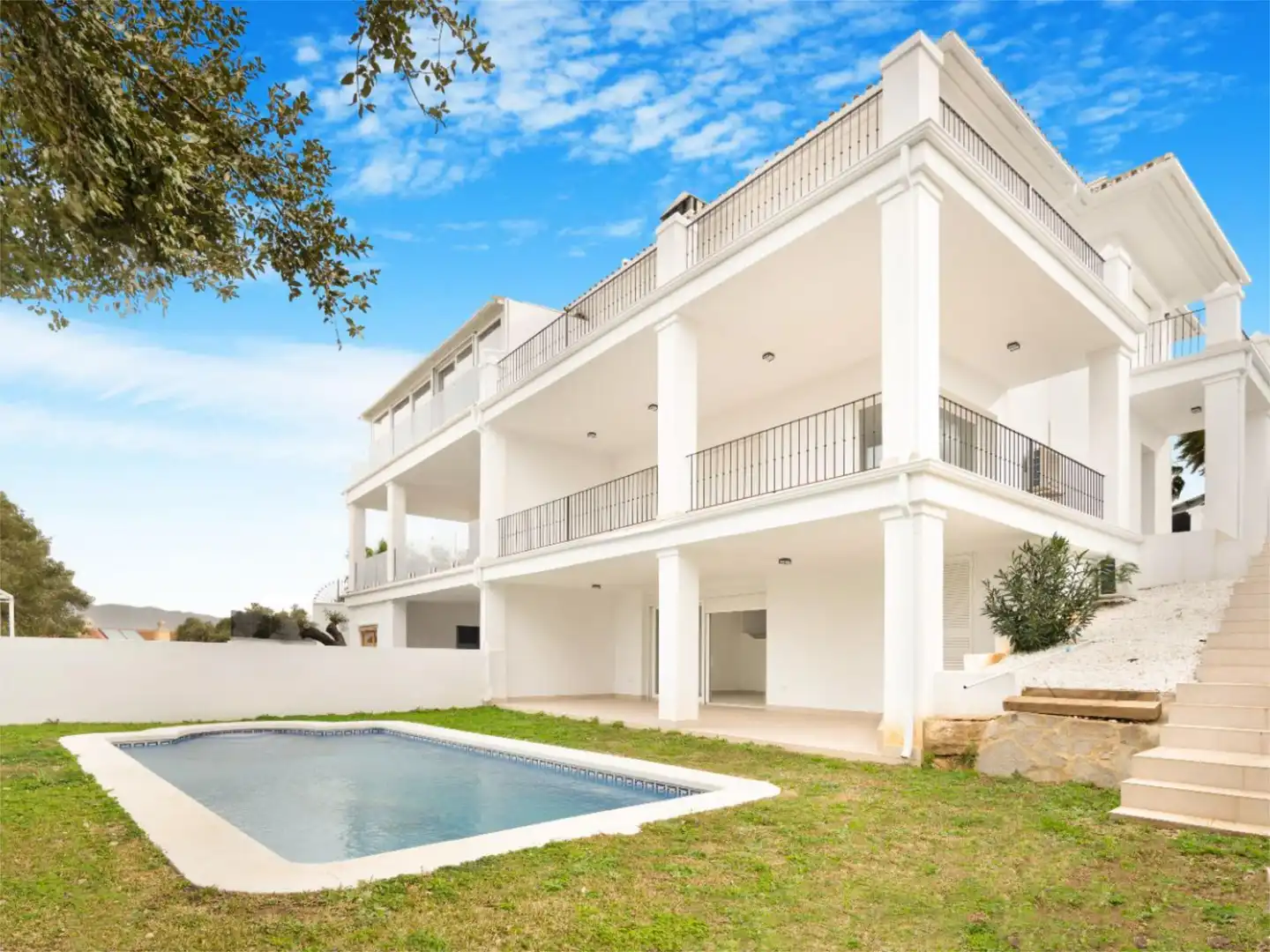 Piscina de Piso en venta en Ojén con Aire acondicionado, Calefacción y Jardín privado