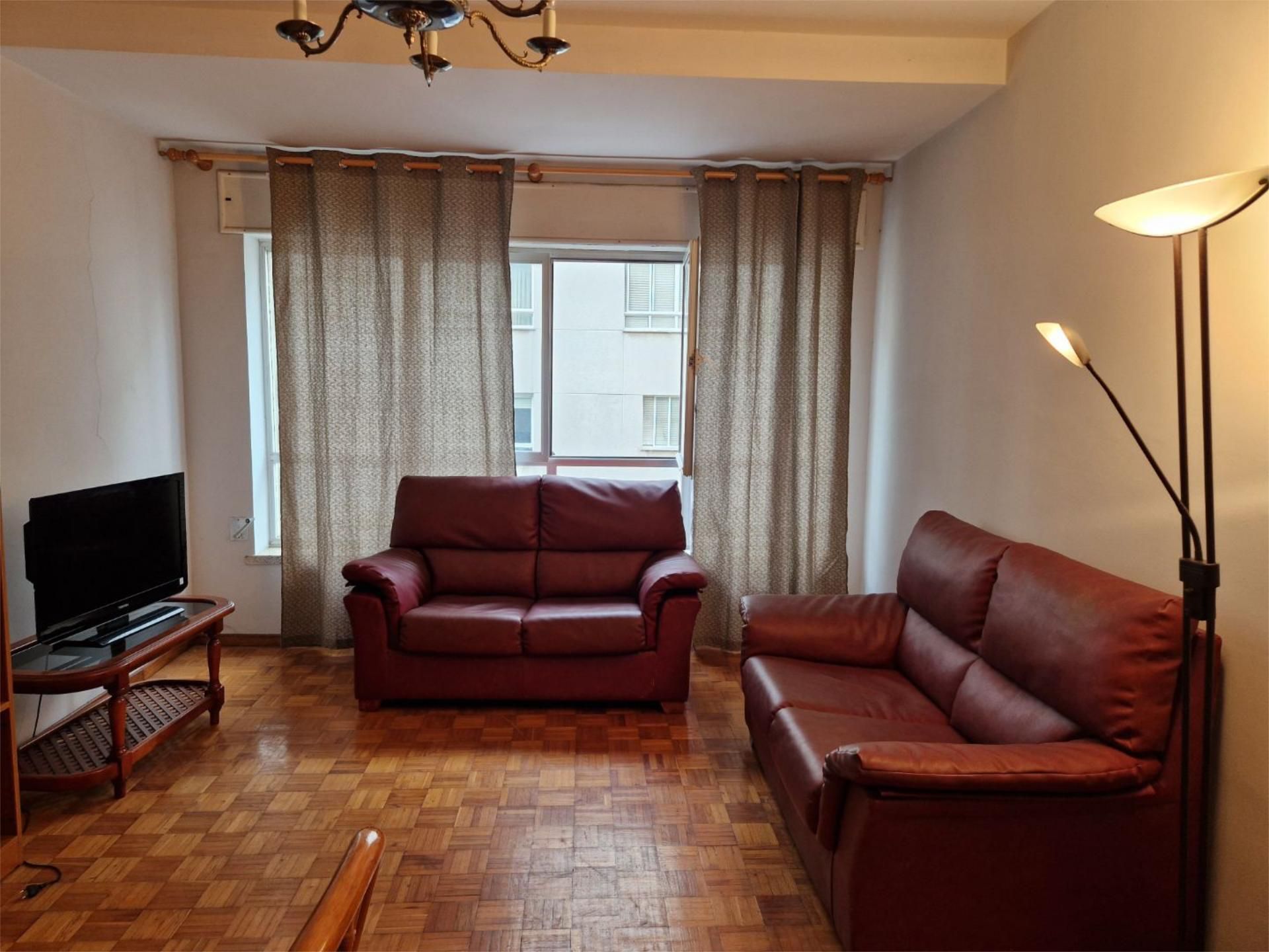 Sala d'estar de Pis de lloguer en Ribadeo amb Parquet, Terrassa i Moblat