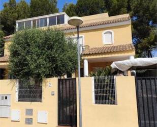 Vista exterior de Casa adosada en venda en Godelleta amb Calefacció, Jardí privat i Terrassa