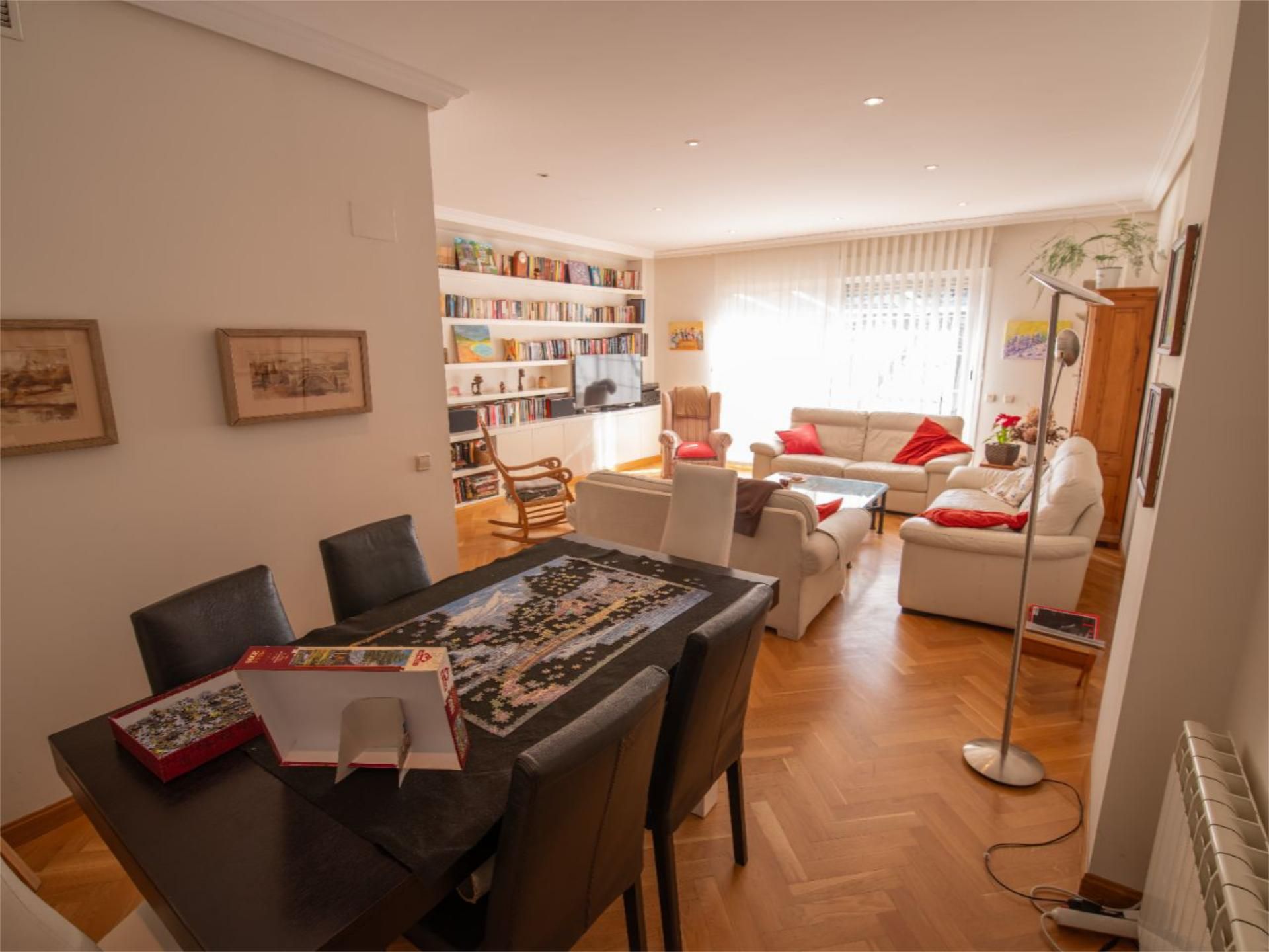 Sala d'estar de Casa o xalet en venda en San Sebastián de los Reyes amb Aire condicionat, Calefacció i Jardí privat