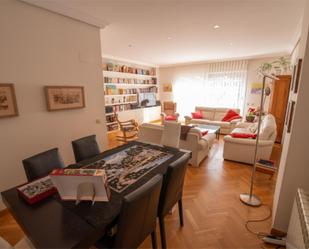 Sala d'estar de Casa o xalet en venda en San Sebastián de los Reyes amb Aire condicionat, Calefacció i Jardí privat