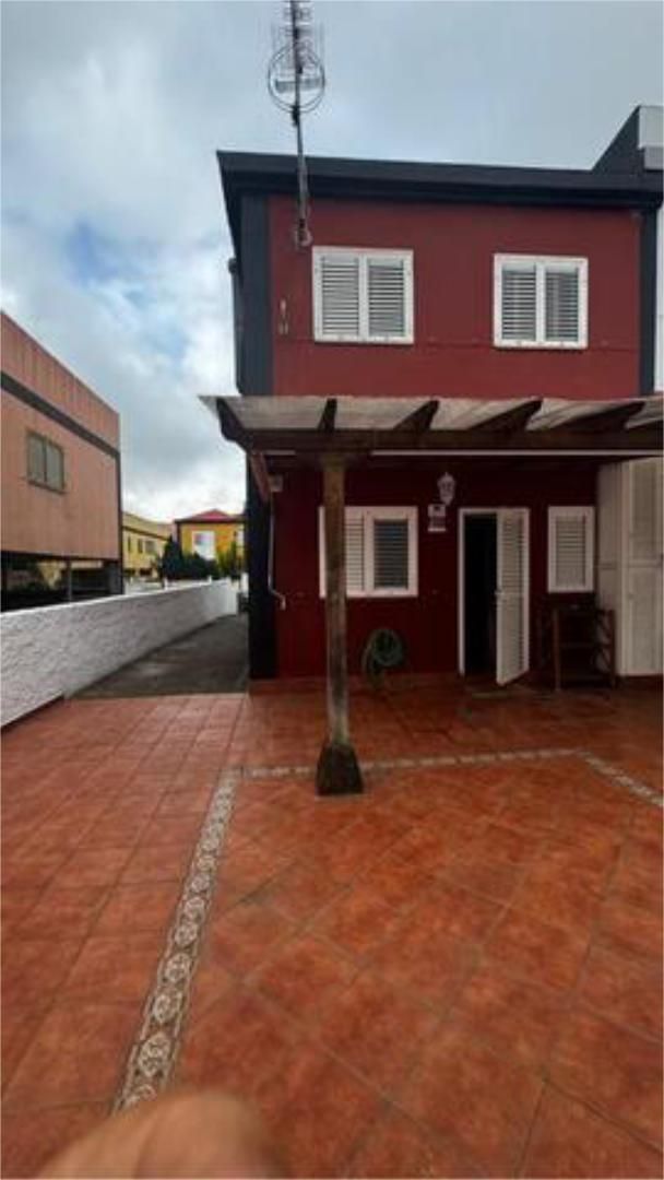 Vista exterior de Casa adosada de lloguer en Tacoronte amb Jardí privat, Terrassa i Moblat