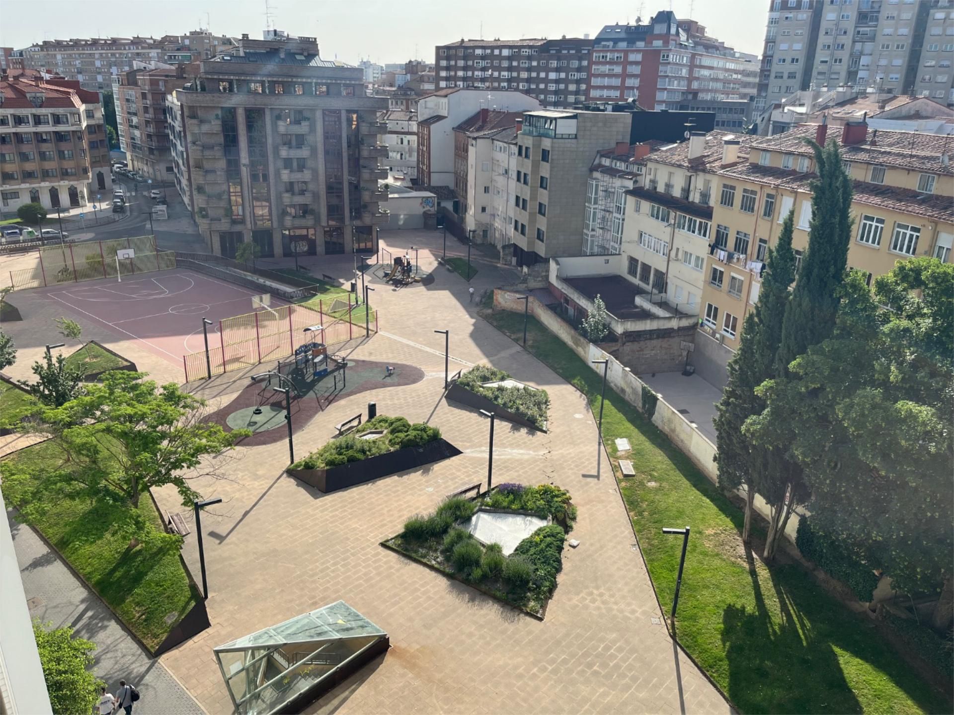 Vista exterior de Pis de lloguer en Burgos Capital amb Calefacció, Parquet i Moblat