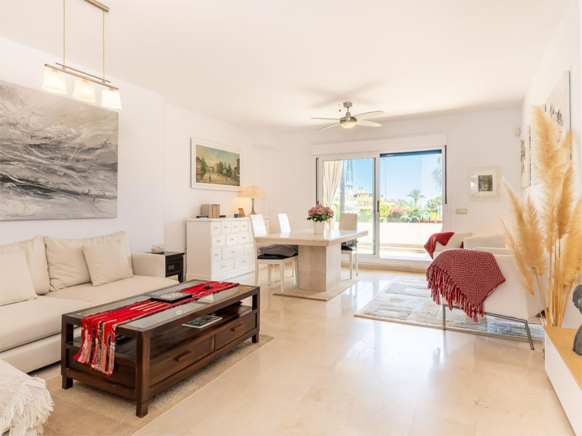Sala d'estar de Pis en venda en Estepona amb Aire condicionat, Terrassa i Piscina