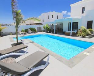 Swimming pool of Flat for sale in Yaiza