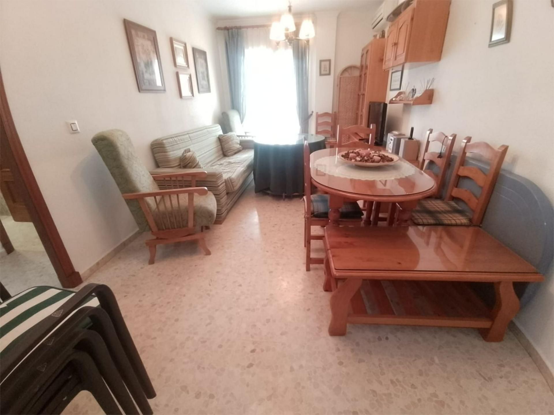 Sala d'estar de Pis de lloguer en Chipiona amb Aire condicionat, Moblat i Aparcament comunitari