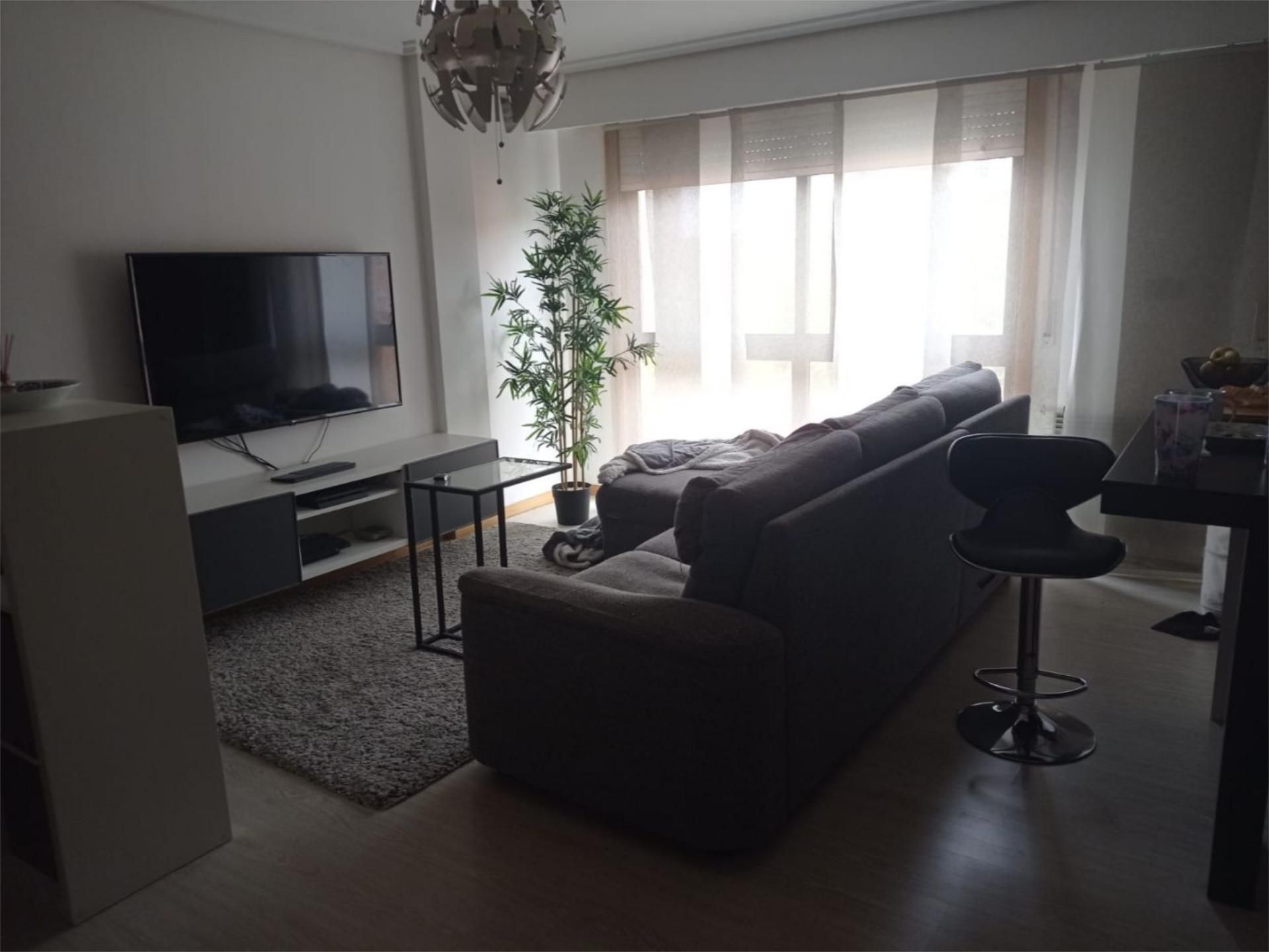Living room of Flat to share in Ourense Capital   with Heating, Private garden and Parquet flooring