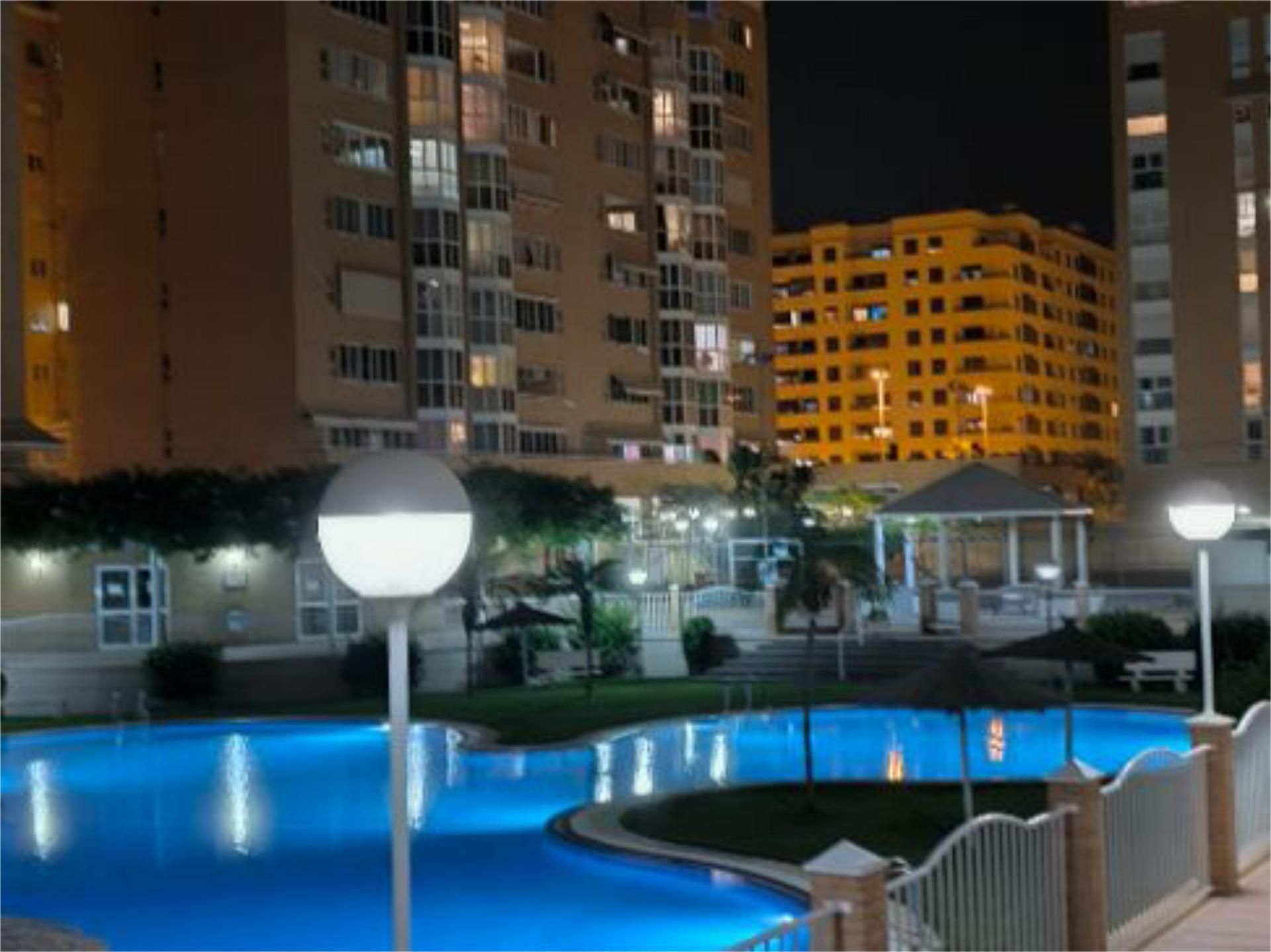 Piscina de Pis en venda en Alicante / Alacant amb Aire condicionat, Calefacció i Jardí privat