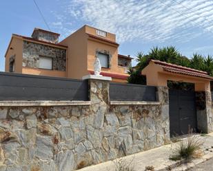 Vista exterior de Casa o xalet en venda en El Vendrell amb Terrassa, Piscina i Balcó