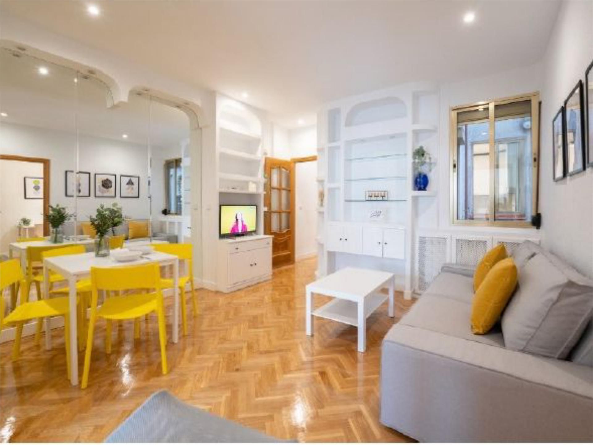 Sala d'estar de Pis de lloguer en  Madrid Capital amb Balcó
