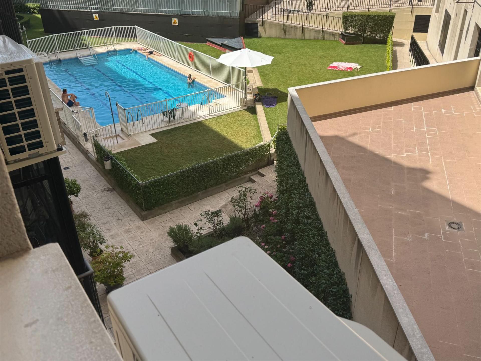 Swimming pool of Flat to rent in  Madrid Capital  with Air Conditioner, Heating and Private garden