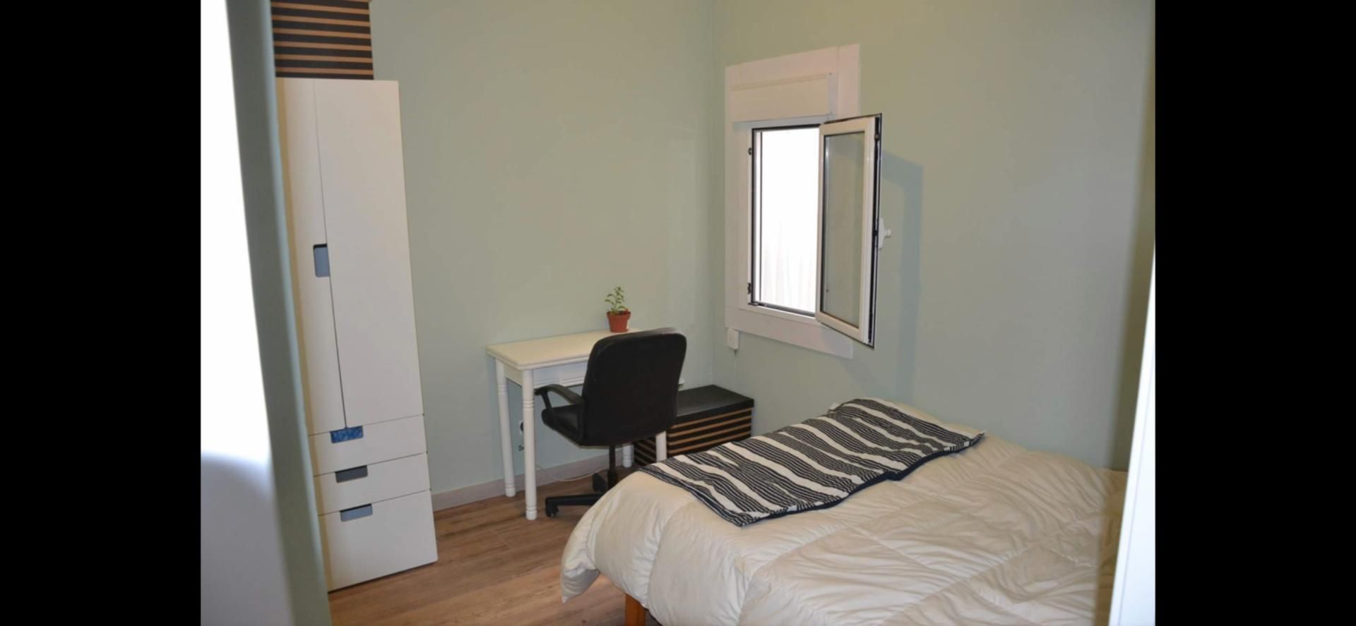 Bedroom of Flat to share in  Barcelona Capital  with Heating, Furnished and Washing machine