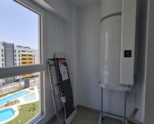 Dormitori de Pis de lloguer en Dos Hermanas amb Aire condicionat, Terrassa i Piscina