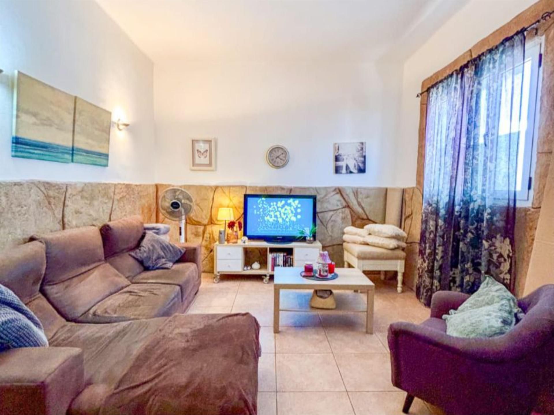 Living room of Flat for sale in Santa Lucía de Tirajana  with Terrace, Furnished and Microwave