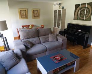 Sala d'estar de Pis en venda en  Madrid Capital amb Aire condicionat, Calefacció i Jardí privat