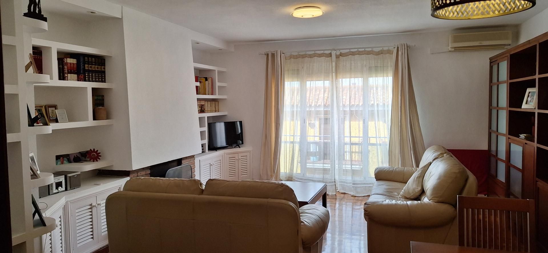 Sala d'estar de Pis per a compartir en Algeciras amb Parquet, Moblat i Forn