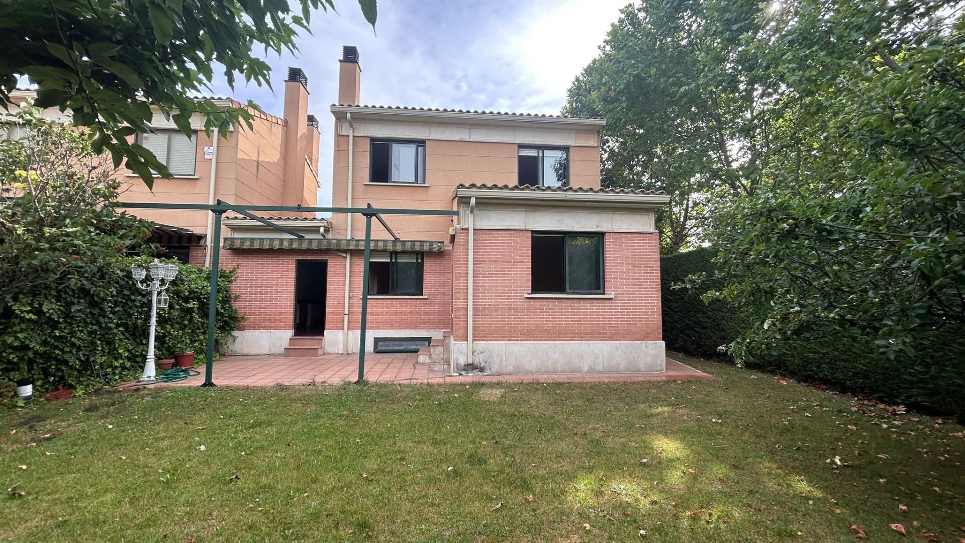 Vista exterior de Casa o chalet en venta en Valladolid Capital con Calefacción, Jardín privado y Parquet