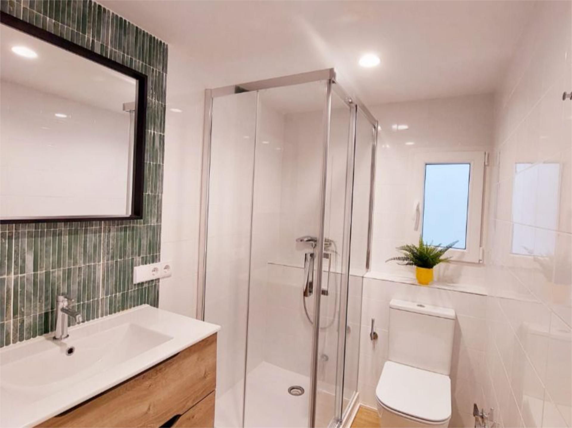 Bathroom of Flat to share in  Valencia Capital  with Heating, Parquet flooring and Furnished